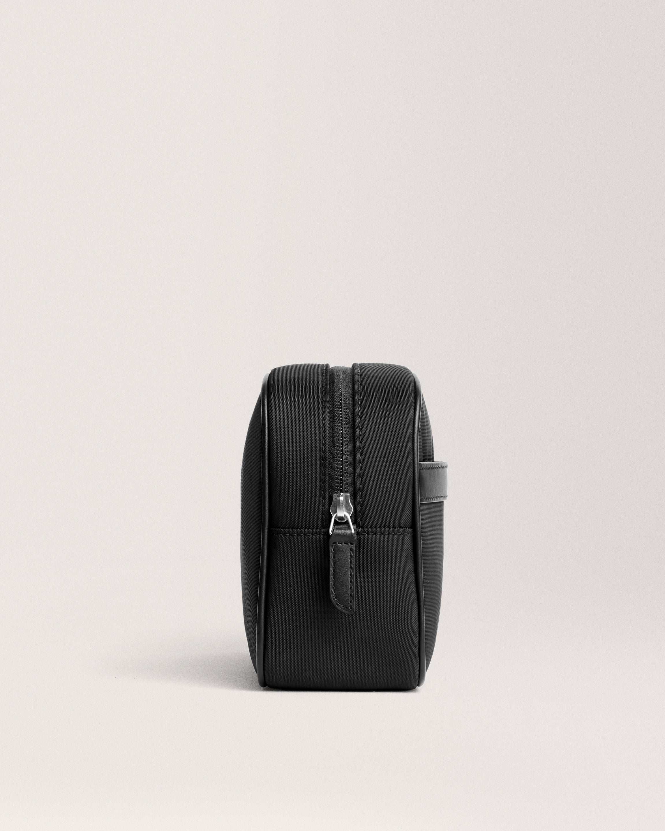 Technical Washbag black