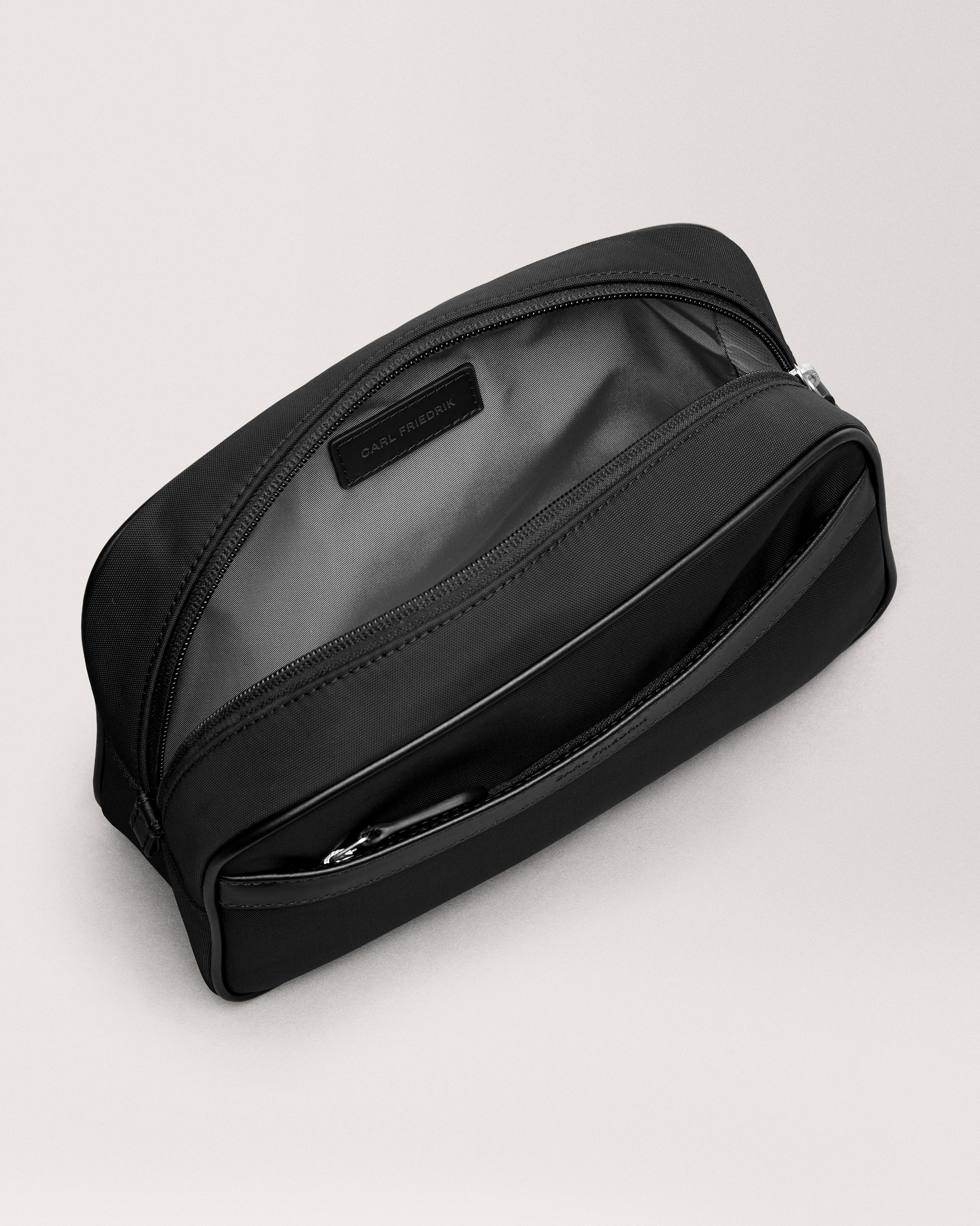 Technical Washbag black