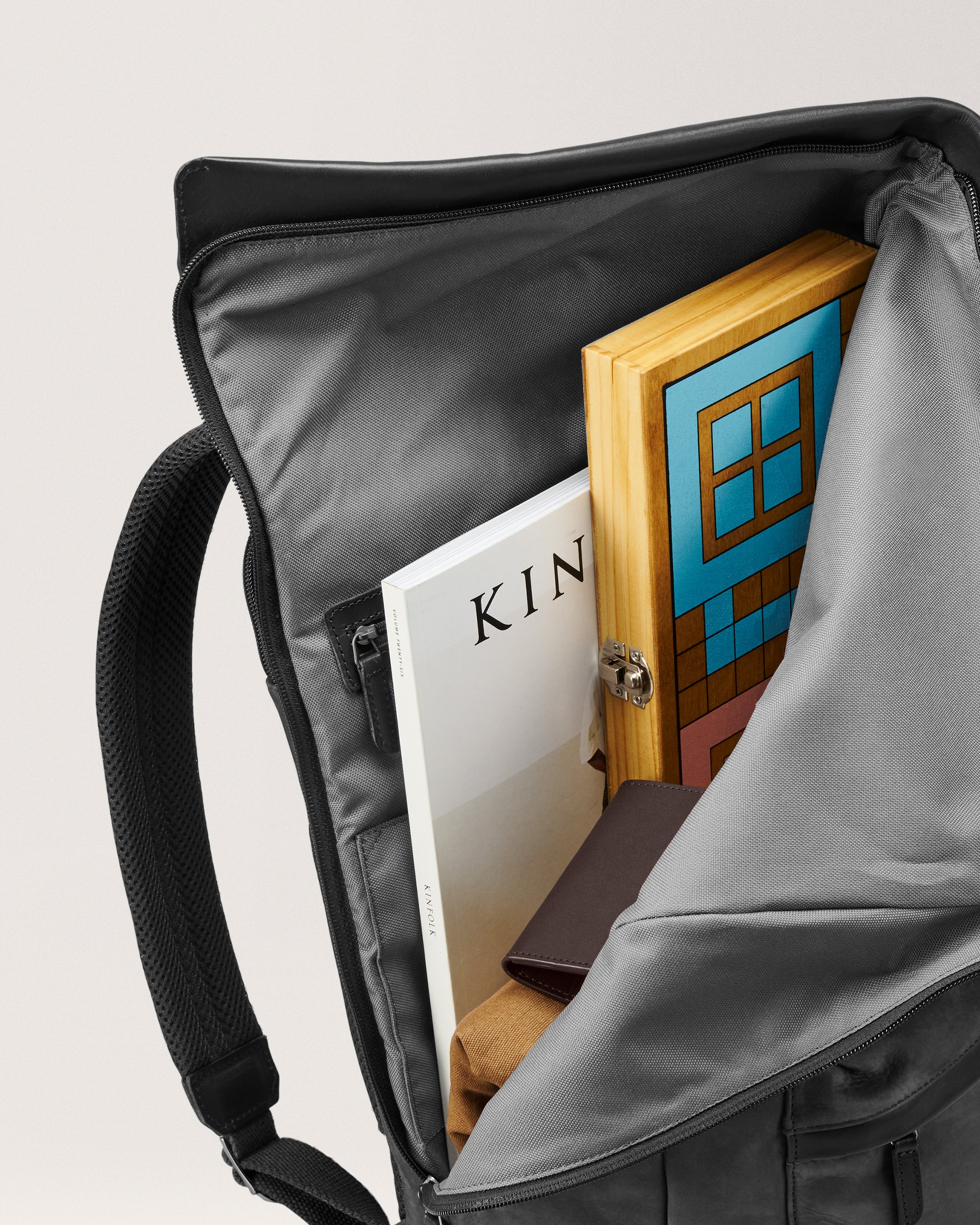 City-hopper Backpack - Return charcoal