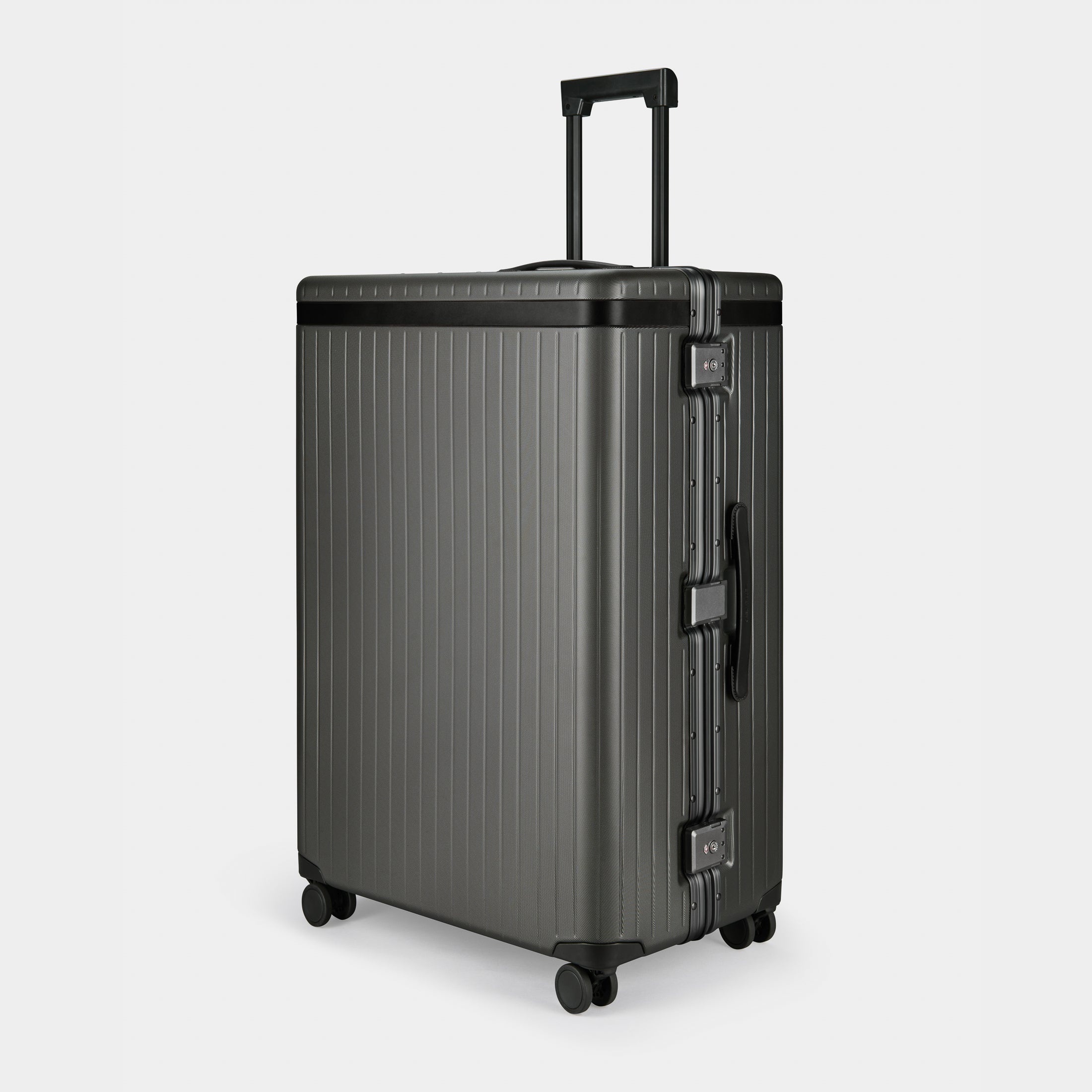 The Large Check-in - Return Grey / Black Extra large grey polycarbonate suitcase - Excellent Condition